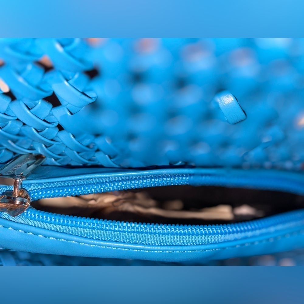 Ladies blue purse, strap & handle Magnetic closure Expressions NYC zip inside - Picture 5 of 6